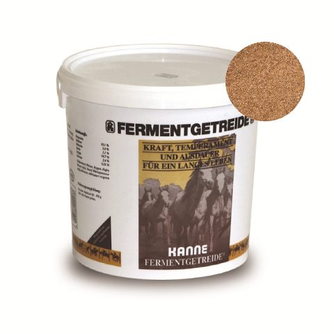 Kanne Fermentgetreide Eimer Weißer Eimer mit dem Aufdruck 'Kanne Fermentgetreide', enthält fermentiertes Getreide zur Unterstützung von Kraft und Ausdauer bei Tieren.