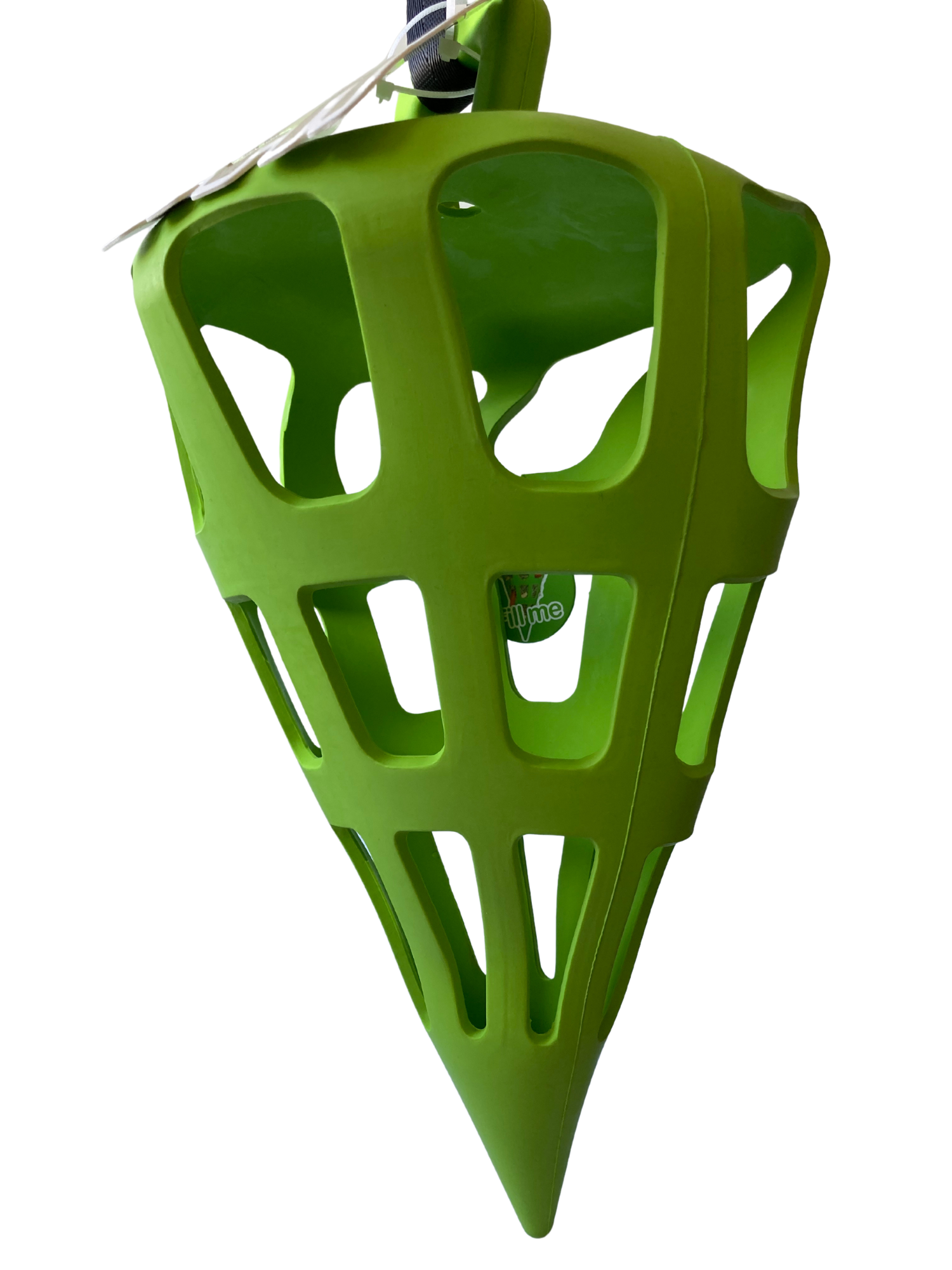 Spielkarotte - Fun & Flex Grüner Futterspender in Form eines Kegels, gefüllt mit Heu und kleinen Karottenstücken.