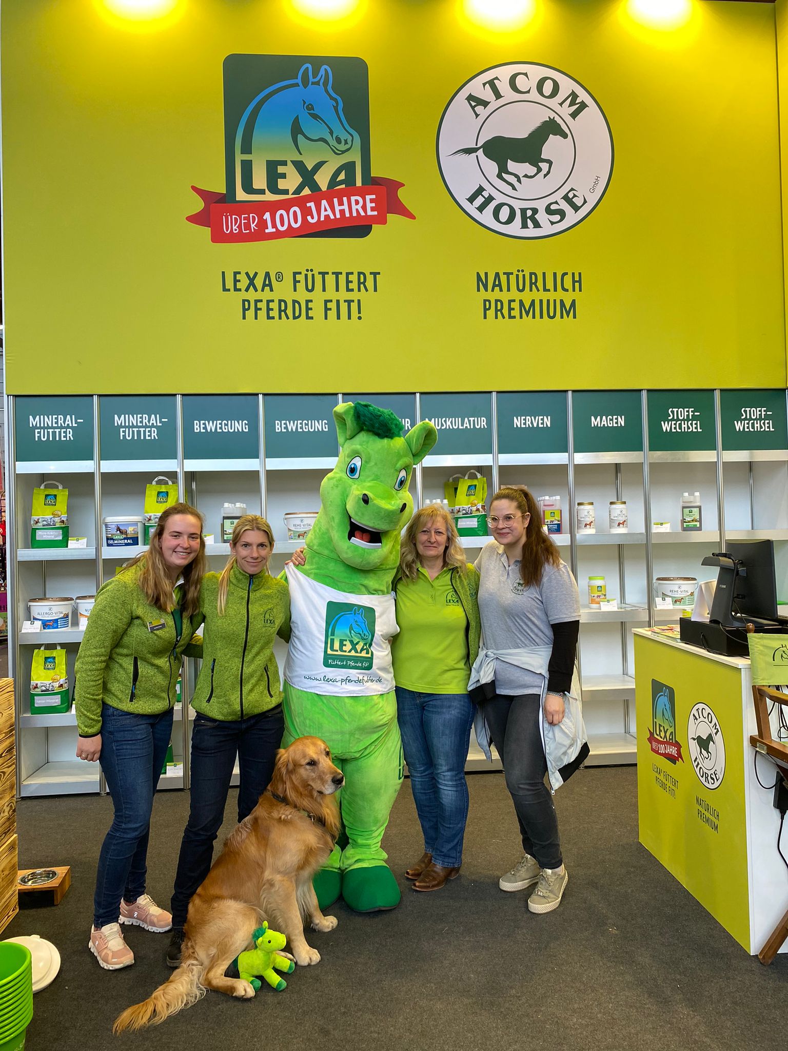 LEXA Stand mit Team und Maskottchen Messeimpressionen Pferd Bodensee 2024