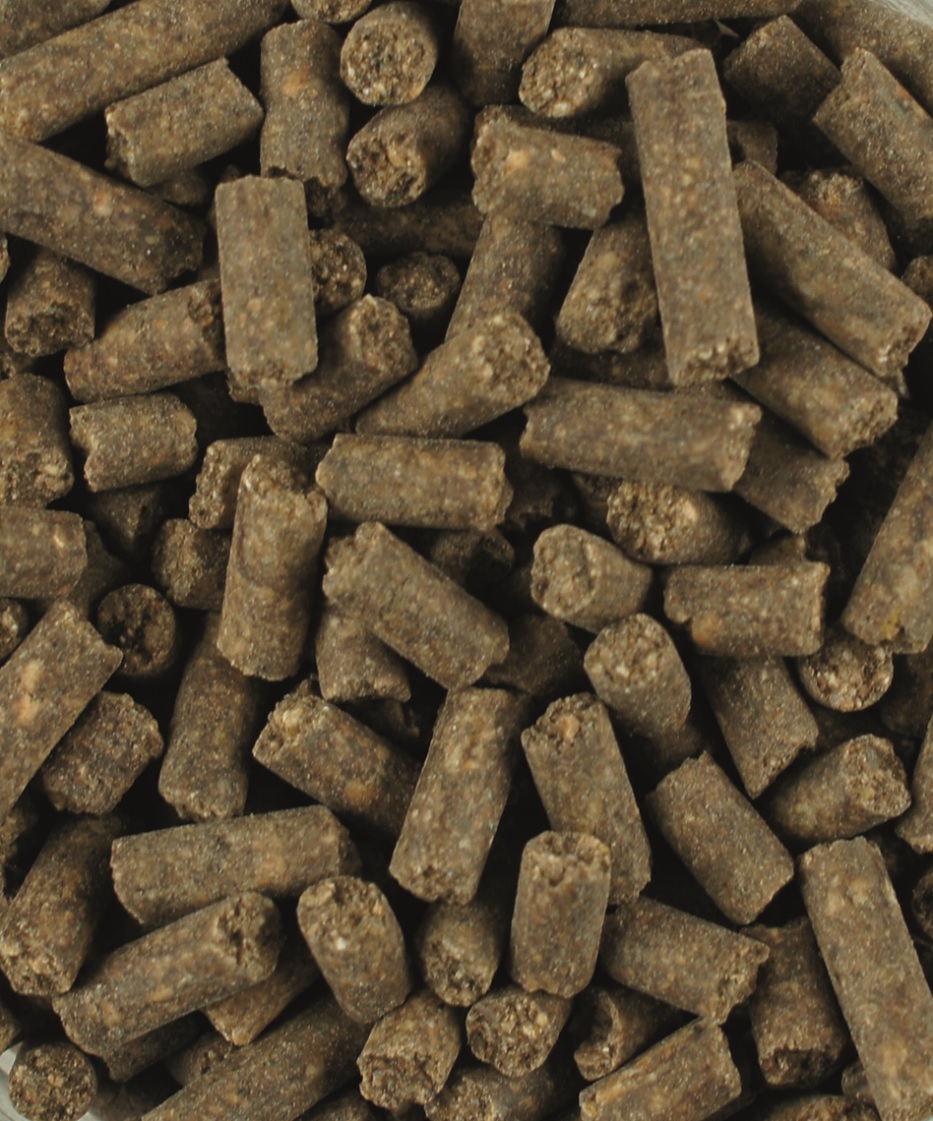 Pellets Braune, zylindrische Pellets, dicht gepackt, möglicherweise Tierfutter oder Düngemittel.