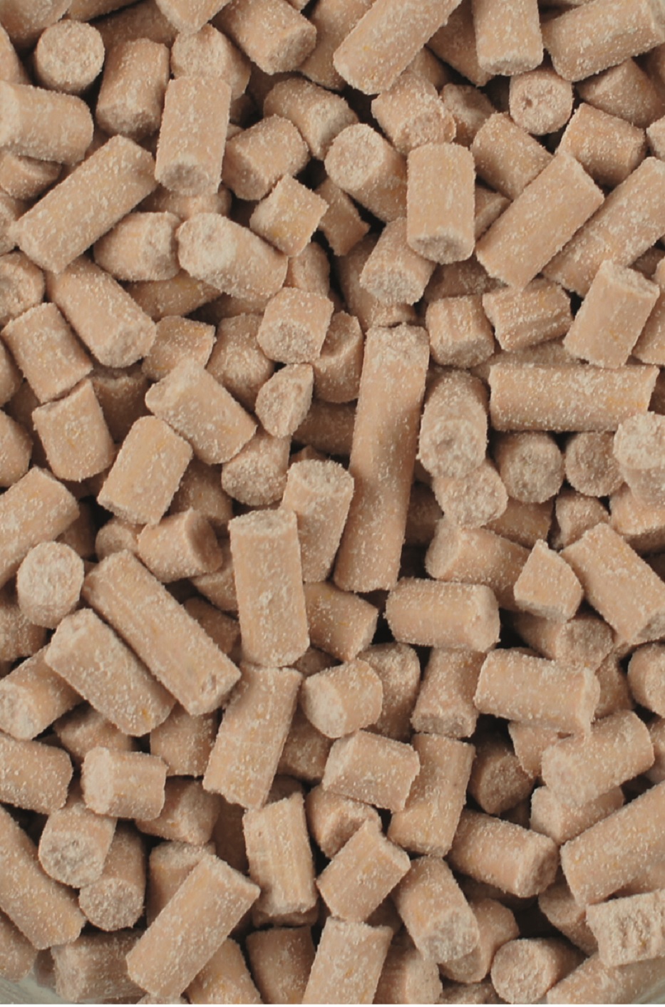 Pellets Braune Pellets, gleichmäßig geformt, auf einem Haufen angeordnet.