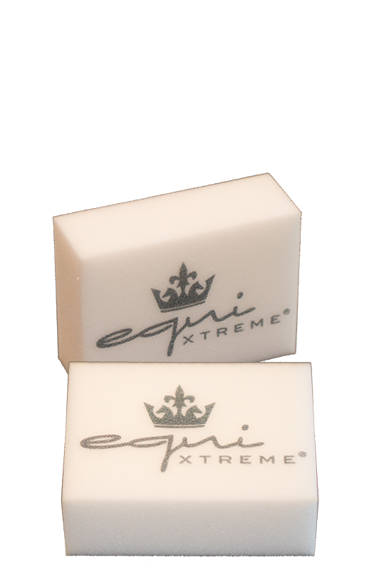 equi Xtreme Schwämme Zwei weiße Schwämme mit dem Logo 'equi Xtreme' und einer Krone.