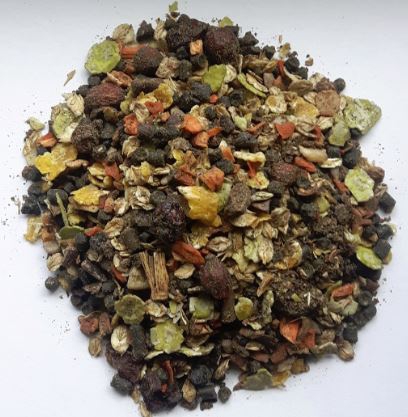 Kräuter- und Gewürzmischung Mischung aus verschiedenen getrockneten Kräutern und Gewürzen in unterschiedlichen Farben und Texturen.