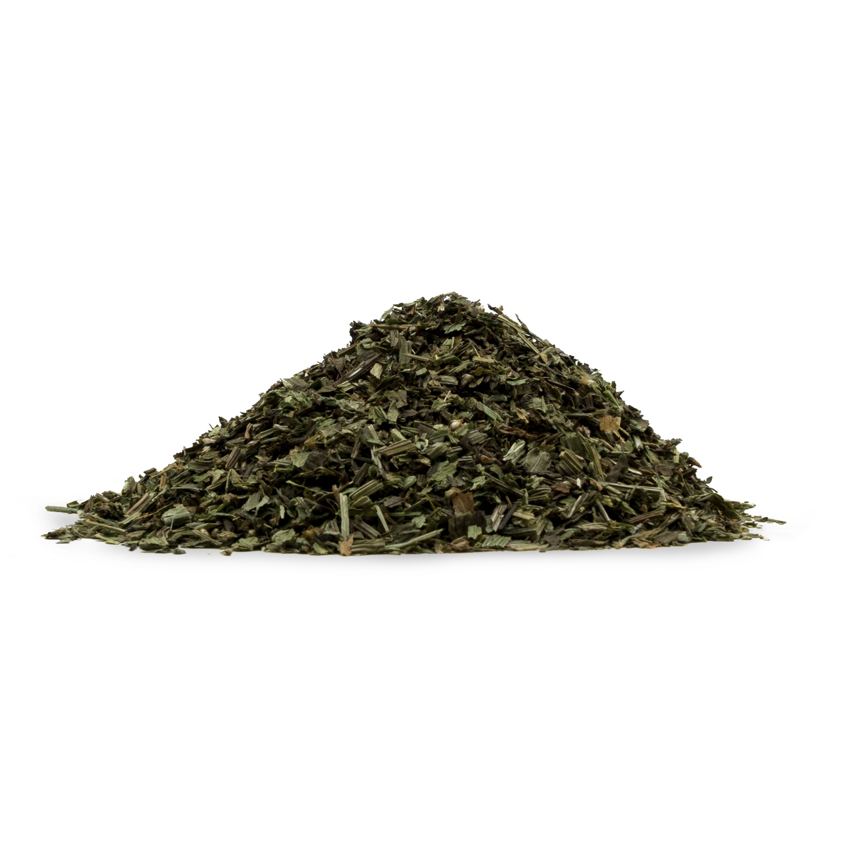 Getrocknete Spitzwegerichblätter Kleine Menge getrockneter Spitzwegerichblätter, grün und fein gehackt, auf weißem Hintergrund.