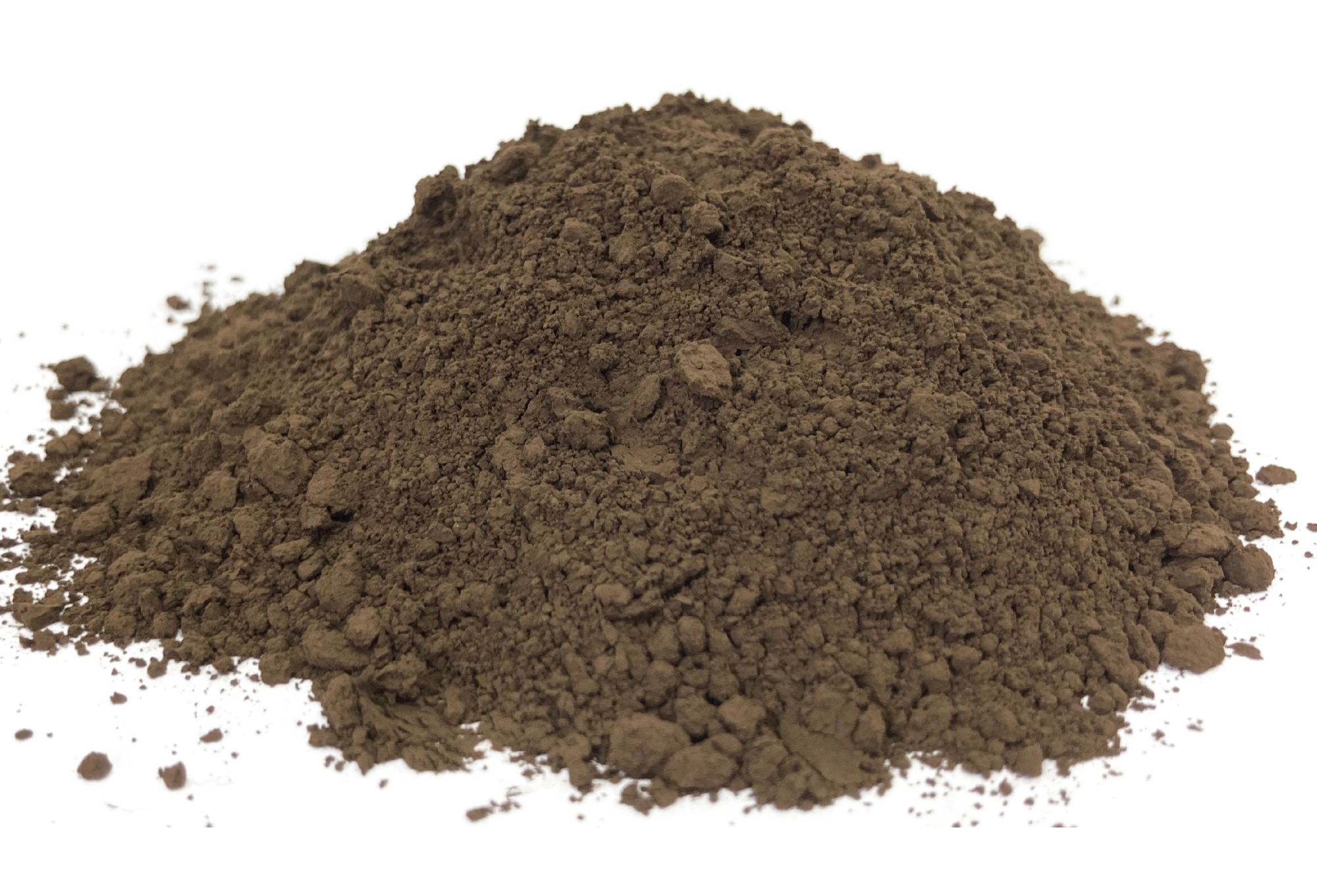 Braunes Moorpulver Braunes Pulver, welches feines gemahlenes Moorpulver darstellt auf weißem Hintergrund.