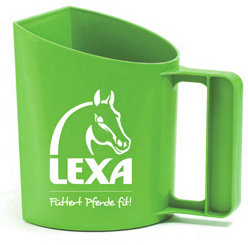 Grüne Futtermischkanne von LEXA Grüne Futtermischkanne mit dem Aufdruck 'LEXA Füttert Pferde fit!' und einem Pferdekopf-Logo.