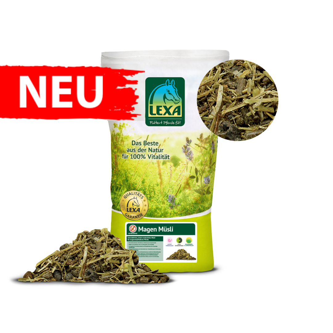 LEXA Magen MĂĽsli fĂĽr Pferde, grĂĽne Verpackung mit Logo, daneben eine Portion MĂĽsli. Und einer roten Banderole mit der Aufschrift "NEU" LEXA Magen MĂĽsli fĂĽr Pferde, grĂĽne Verpackung mit Logo, daneben eine Portion MĂĽsli. Und einer roten Banderole mit der Aufschrift "NEU"