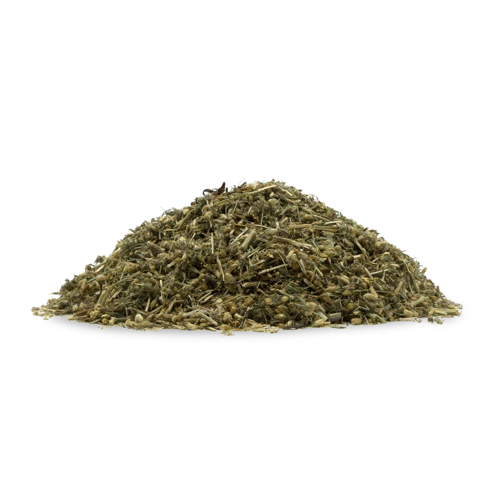 Getrocknetes Schafgarbenkraut Eine kleine Menge an getrocknetem Schafgarbenkraut, grün und fein zerkleinert auf weißem Hintergrund.