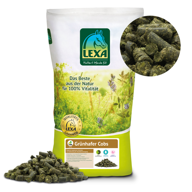 LEXA Grünhafer Cobs - Pferdefutter LEXA Grünhafer Cobs, grüne Pferdefutterpellets in einer Verpackung, mit einer Portion im Vordergrund.